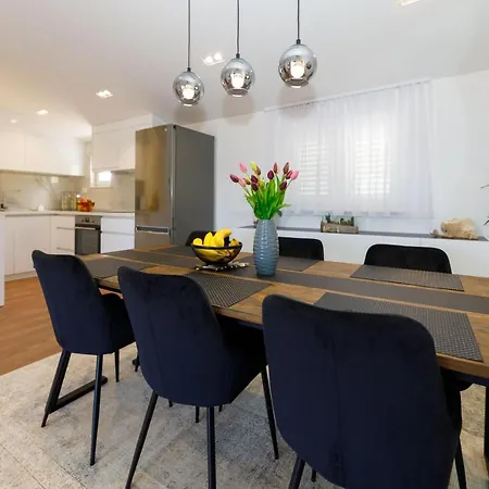 Blue Star - Sea View In Town Centre Apartment *